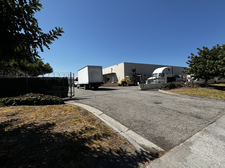 399 W Artesia Blvd, Compton, CA for lease - Building Photo - Image 3 of 4