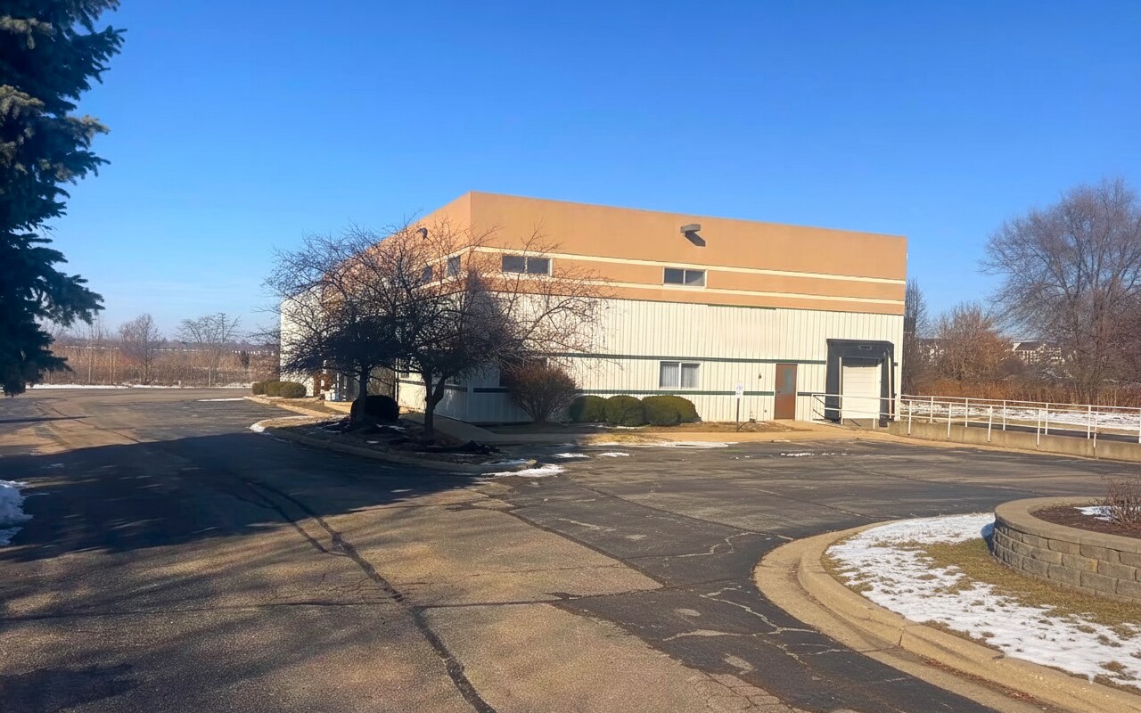 172 Kirkland Cir, Oswego, IL for lease Interior Photo- Image 1 of 17