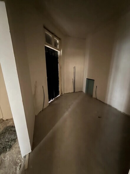 Retail in Paris for lease - Interior Photo - Image 2 of 6