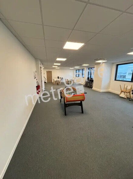 Flex in Carquefou for lease - Interior Photo - Image 3 of 7