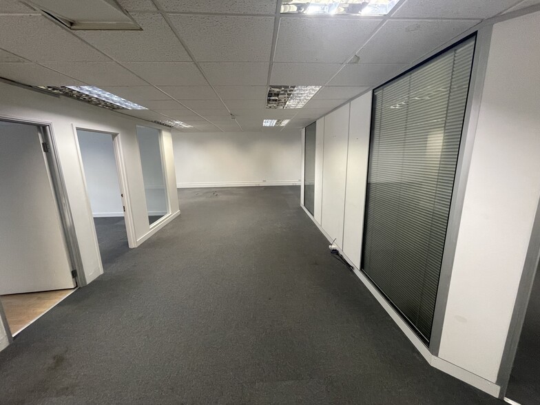 Oakcroft Rd, Chessington for lease - Building Photo - Image 1 of 5