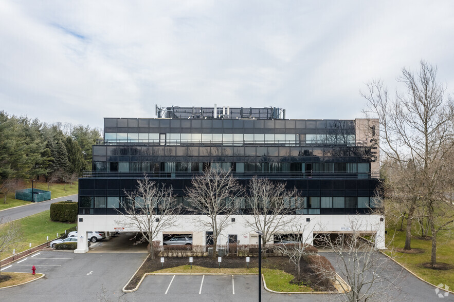 125 Half Mile Rd, Red Bank, NJ for lease - Building Photo - Image 2 of 5