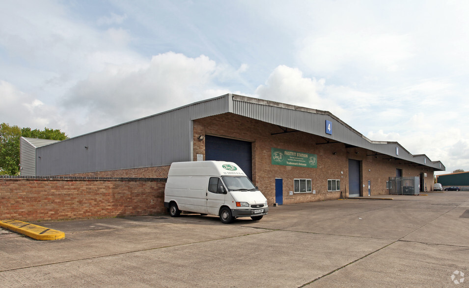 4-7 Deans Rd, Milton Keynes for lease - Building Photo - Image 2 of 4