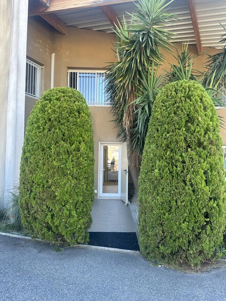 Office in Aubagne for lease - Building Photo - Image 2 of 2