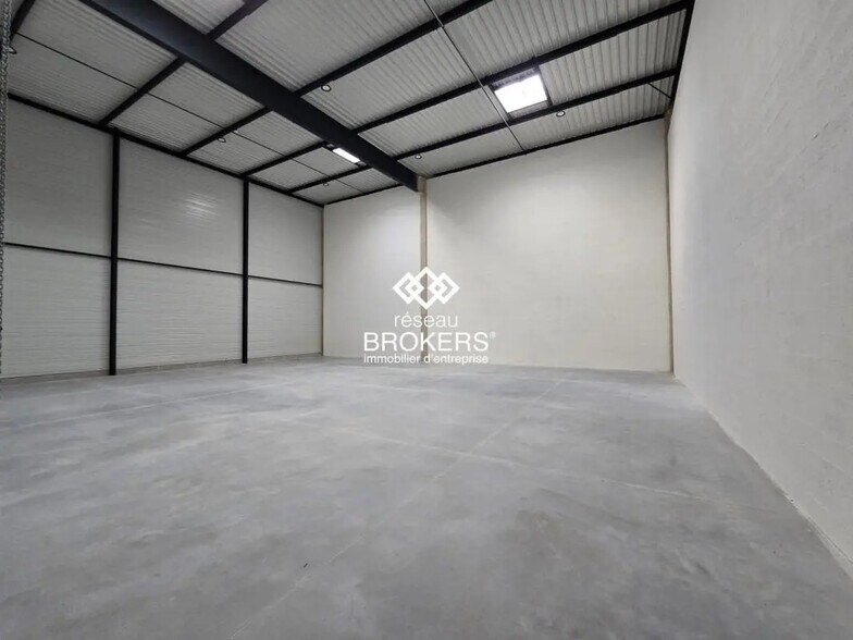 Industrial in Osny for lease - Interior Photo - Image 2 of 8