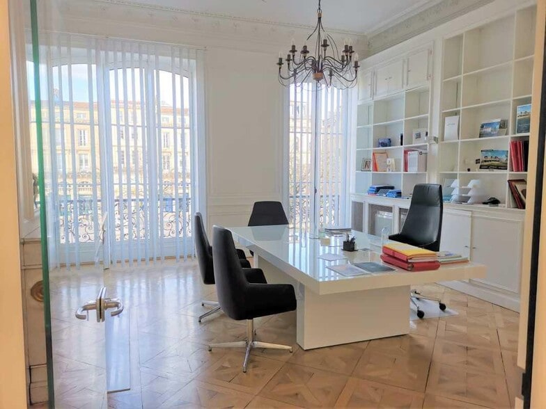 Office in Bordeaux for lease - Interior Photo - Image 2 of 8