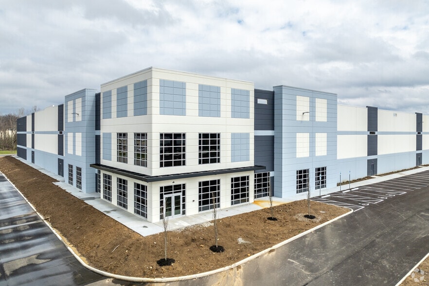 1800 Deffenbaugh Ct, Columbus, OH for lease - Primary Photo - Image 1 of 10