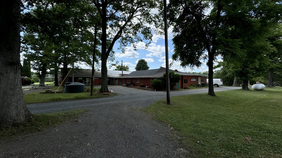 104 Bady Ln, Wind Gap, PA for sale - Building Photo - Image 3 of 109