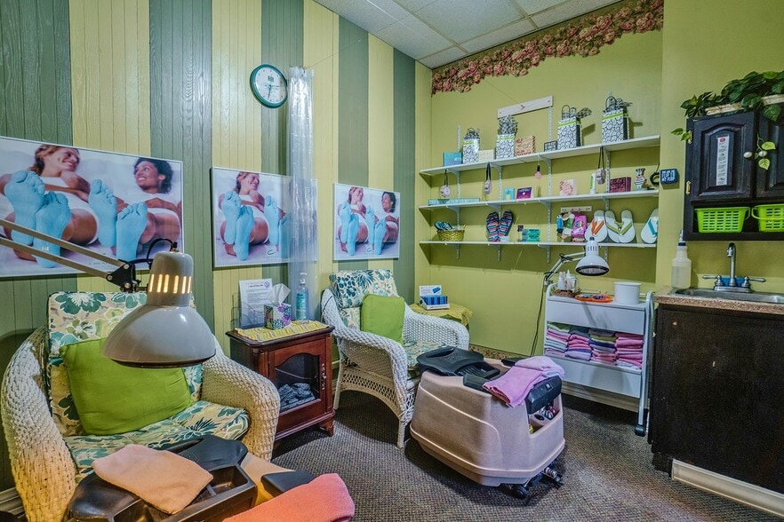 6 Bush Park Ln, Penn Yan, NY for sale - Building Photo - Image 3 of 15