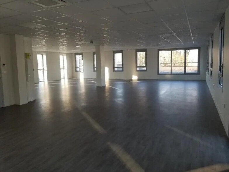 Office in Bretteville-sur-Odon for lease - Building Photo - Image 2 of 7