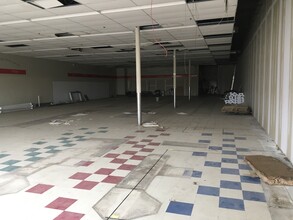 Center Road, Poland, OH for lease Interior Photo- Image 2 of 4