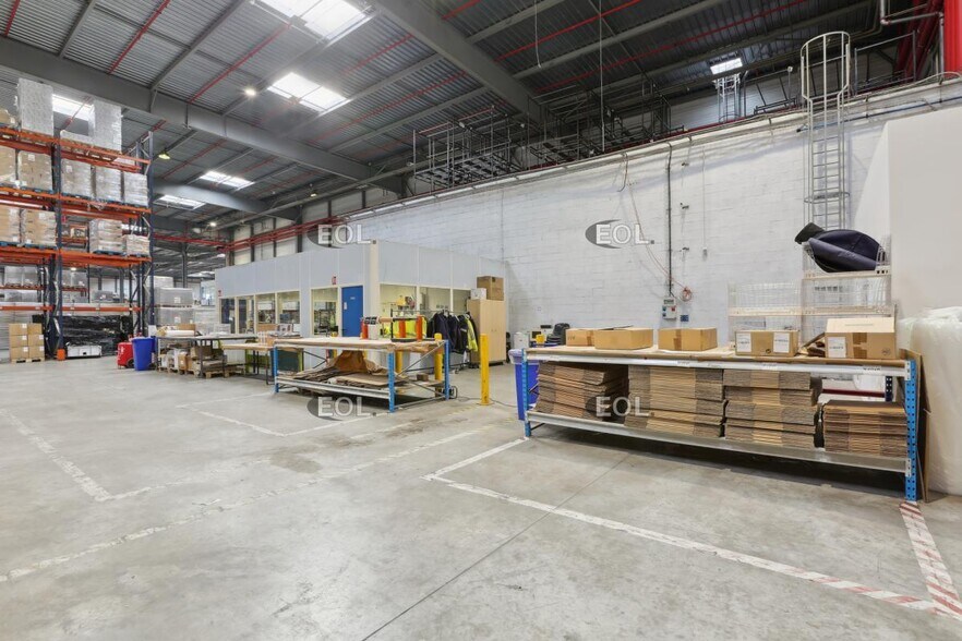Industrial in Brie-Comte-Robert for lease - Interior Photo - Image 2 of 10