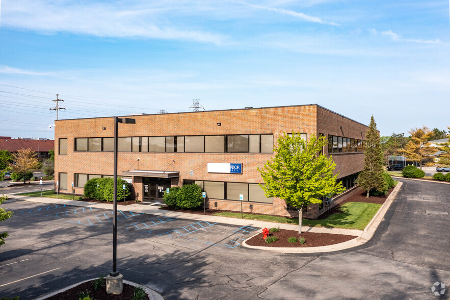 4202 Collins Rd, Lansing, MI for lease - Primary Photo - Image 1 of 3