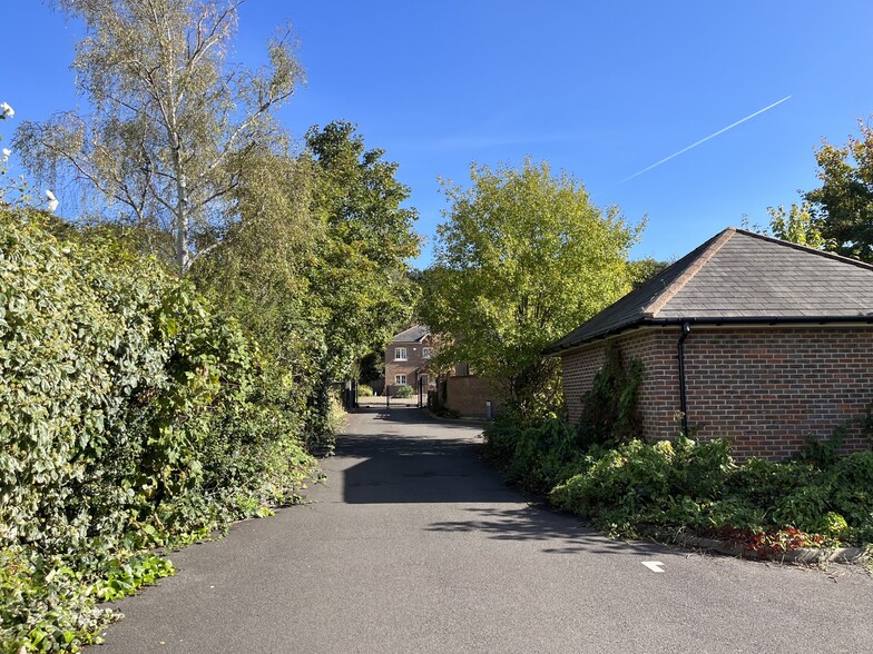 35 Coverts Rd, Claygate for sale - Building Photo - Image 2 of 12