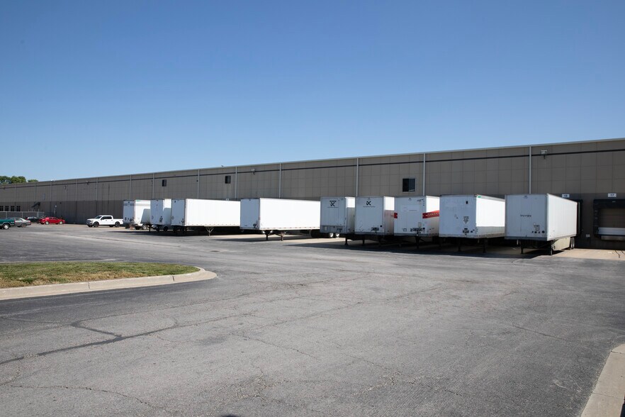 1000-1010 N Century Dr, Kansas City, MO for lease - Building Photo - Image 3 of 5