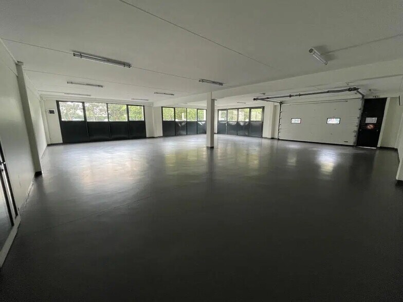 Flex in Herblay-sur-Seine for lease - Interior Photo - Image 2 of 9