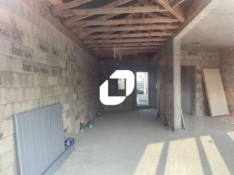 Retail in Biganos for lease - Interior Photo - Image 3 of 9