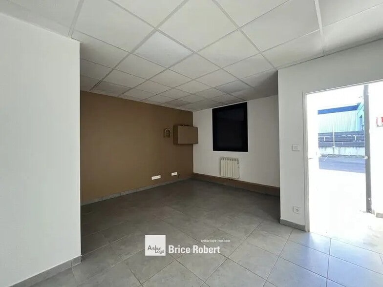 Flex in Toussieu for lease - Interior Photo - Image 3 of 6