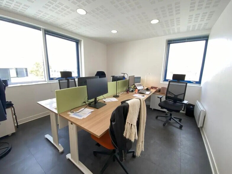 Office in Saint-Grégoire for lease - Interior Photo - Image 2 of 8