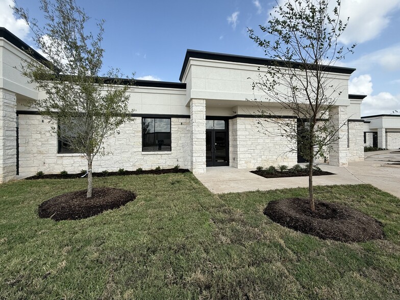 Building 8 | 5501 Cabrera Dr, Sugar Land, TX for lease - Building Photo - Image 1 of 8