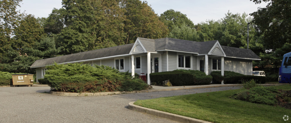 260 Evergreen Ave, Huntington Station, NY for sale - Primary Photo - Image 1 of 2