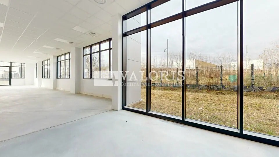 Office in Lyon for lease - Interior Photo - Image 1 of 15