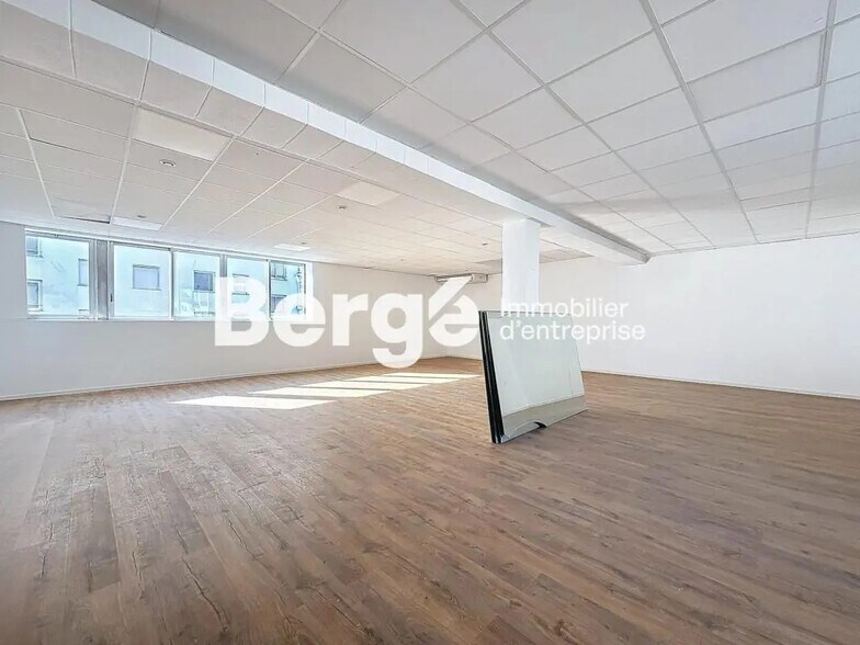 Office in Saint-Laurent-du-Var for lease - Building Photo - Image 1 of 5