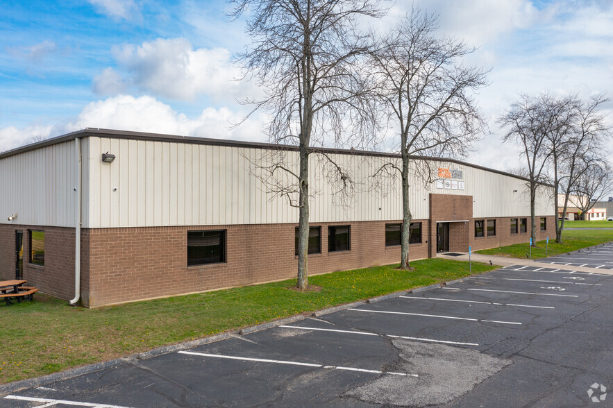 235 S Pioneer Blvd, Springboro, OH for lease - Primary Photo - Image 1 of 4