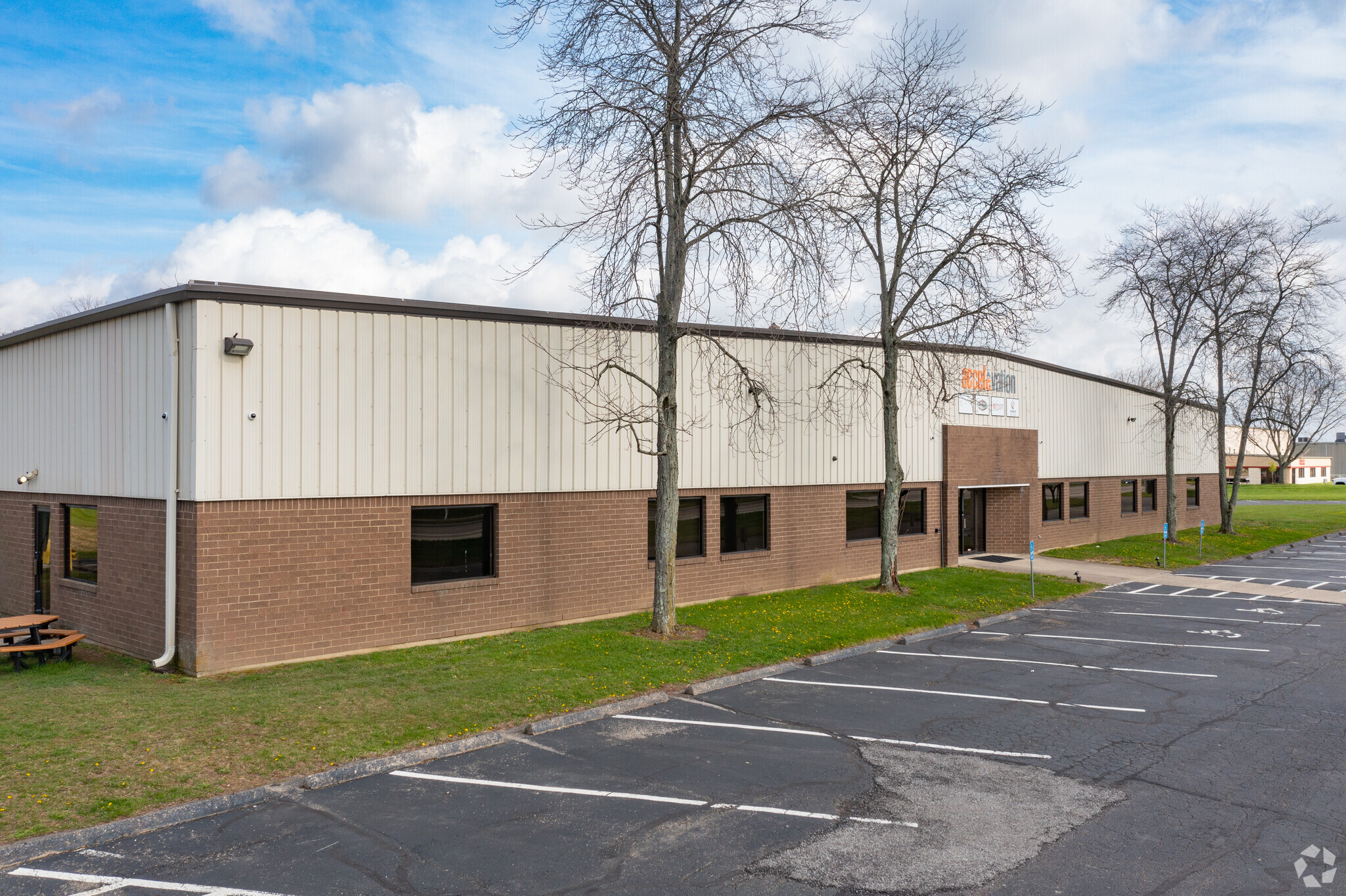 235 S Pioneer Blvd, Springboro, OH for lease Primary Photo- Image 1 of 5