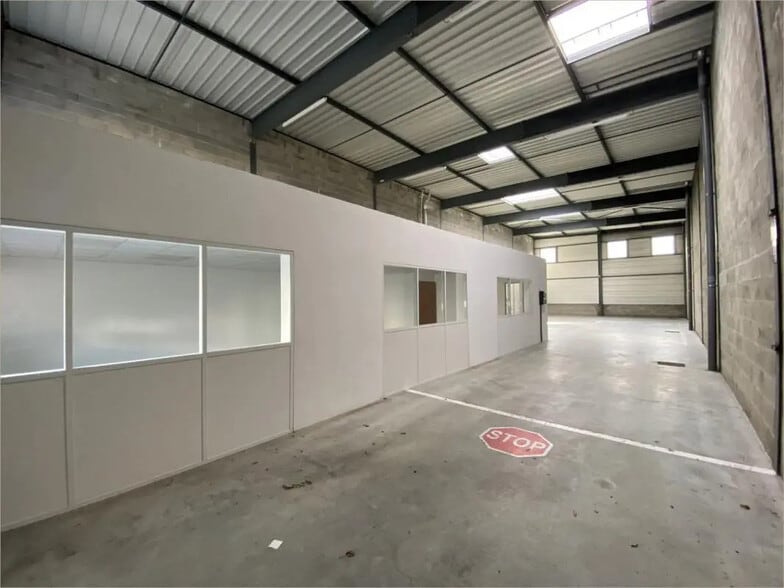 Office in Saint-Priest for lease - Interior Photo - Image 3 of 5