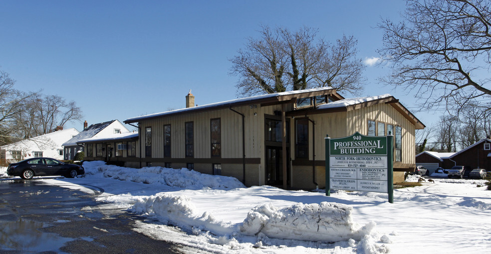 940 Roanoke Ave, Riverhead, NY for lease - Primary Photo - Image 1 of 5