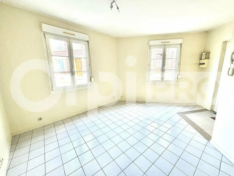 Office in Compiègne for lease - Building Photo - Image 2 of 5