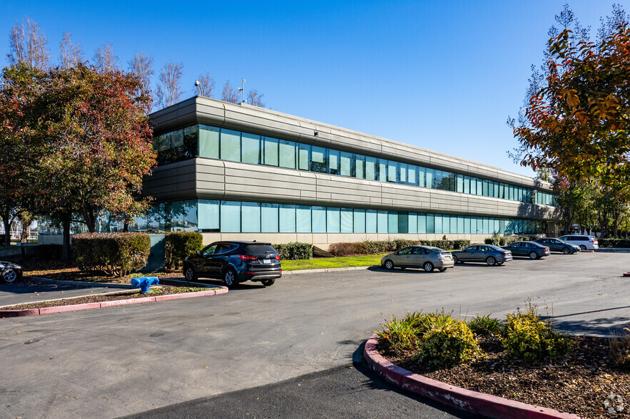 900 Chesapeake Dr, Redwood City, CA for lease - Primary Photo - Image 1 of 5