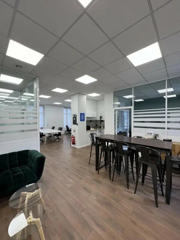 Location Bureaux 100 m² - Photo 1