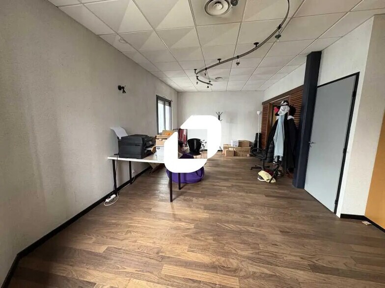 Office in Cenon for lease - Interior Photo - Image 2 of 6