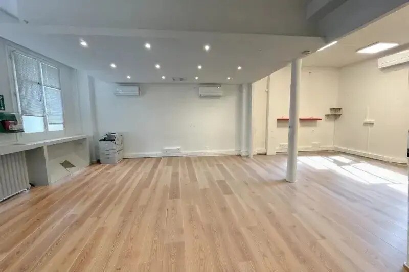 17 Rue De L'Eglise, Paris for lease - Interior Photo - Image 2 of 4
