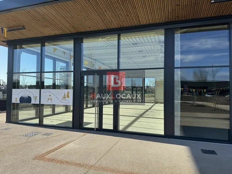 Retail in Monteux for lease - Building Photo - Image 2 of 5