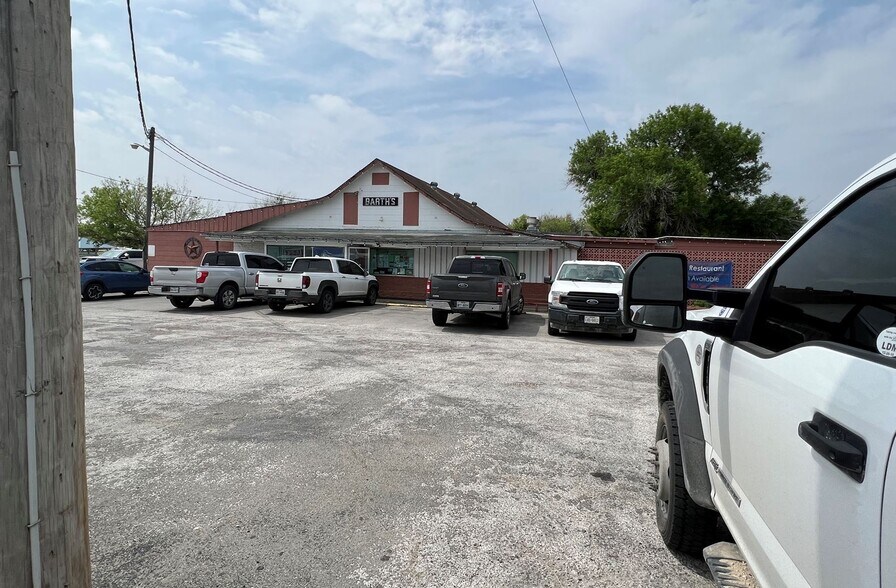 445 N Sunset Strip St, Kenedy, TX 78119