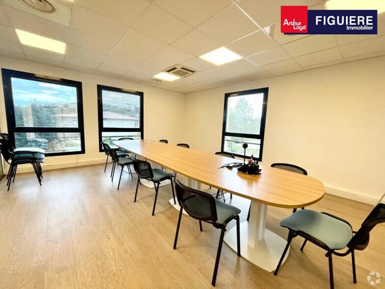 105 Rue Rue René Descartes, Aix-en-Provence for lease - Interior Photo - Image 2 of 8