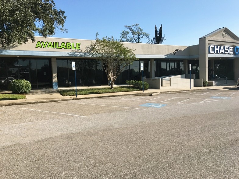 1320 W Davis St, Conroe, TX for sale - Building Photo - Image 1 of 1