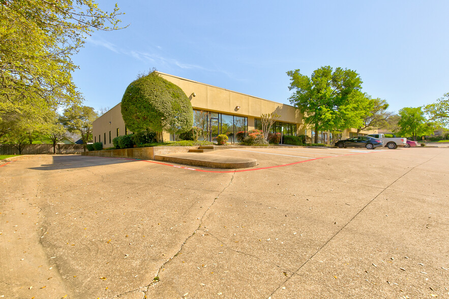 807 Forest Ridge Dr, Bedford, TX for lease - Primary Photo - Image 1 of 7