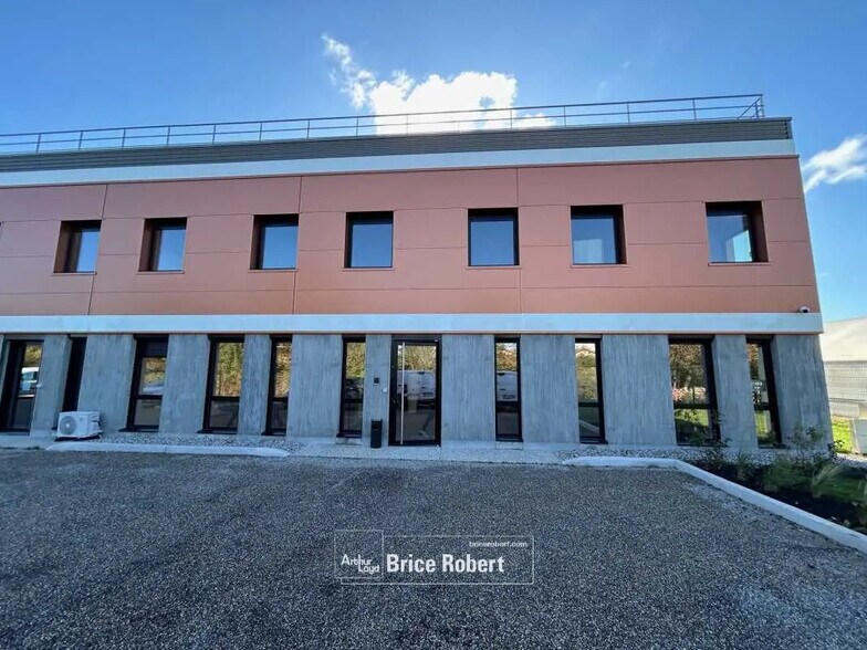 Flex in Meyzieu for sale - Building Photo - Image 1 of 13