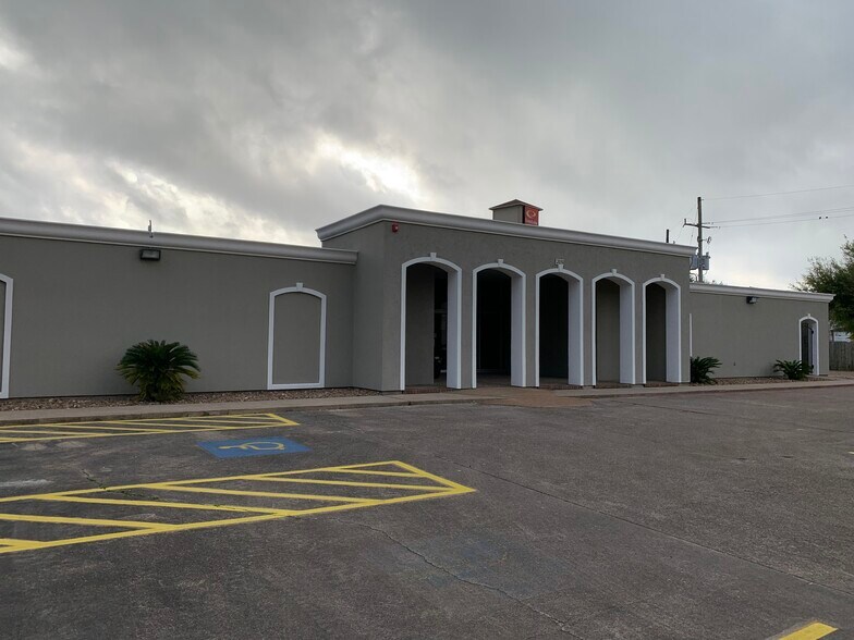 2050 N 11th St, Beaumont, TX for lease - Building Photo - Image 1 of 13