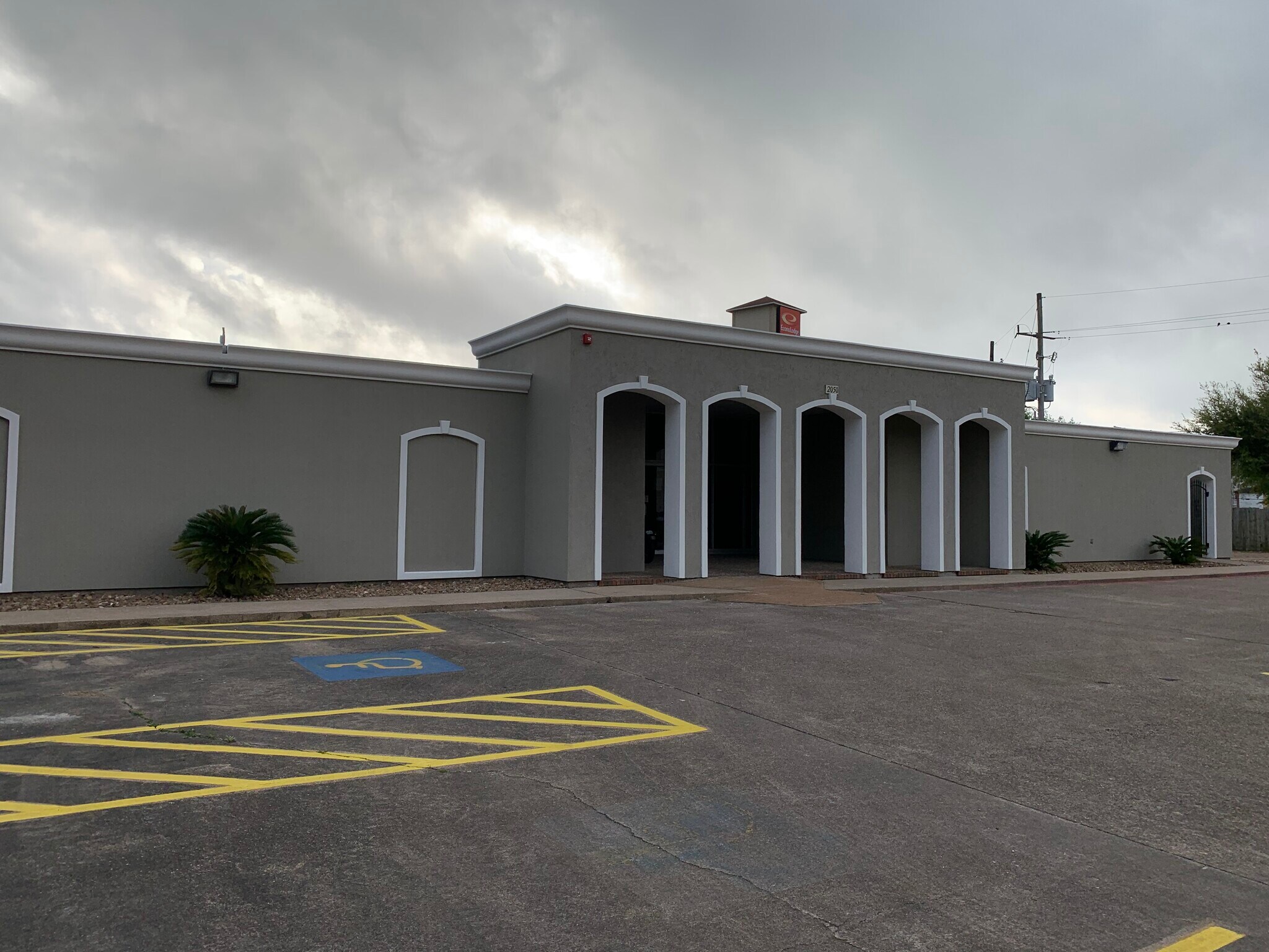 2050 N 11th St, Beaumont, TX for lease Building Photo- Image 1 of 14