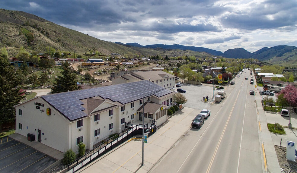 702 Scott St, Gardiner, MT for sale - Primary Photo - Image 1 of 44