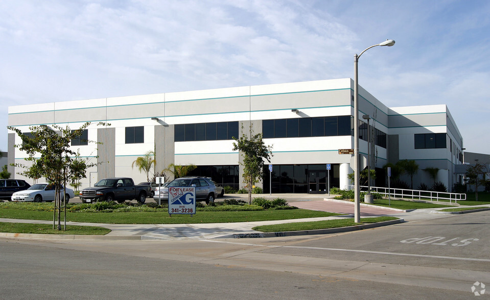 301 Todd Ct, Oxnard, CA for lease - Building Photo - Image 2 of 9