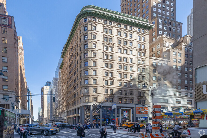 545 Fifth Ave, New York, NY for sale - Primary Photo - Image 1 of 1