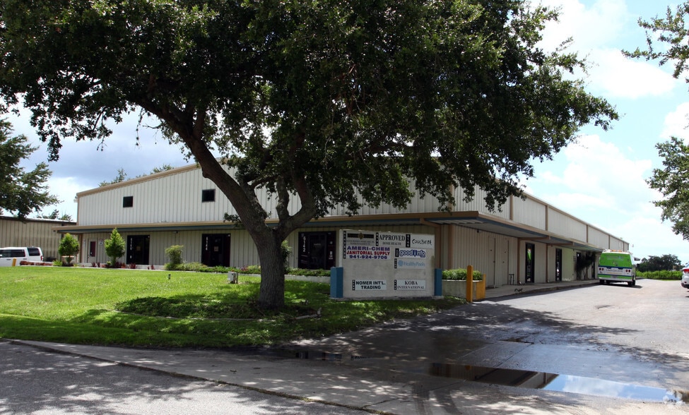 6146 Clark Center Ave, Sarasota, FL for lease - Primary Photo - Image 1 of 3