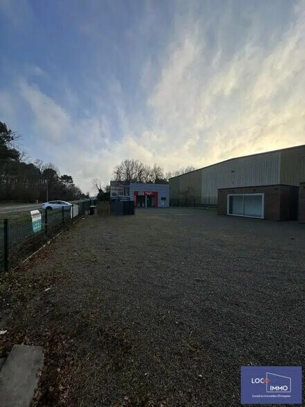 Retail in SAINT-JEAN-D'ILLAC for sale - Building Photo - Image 1 of 7