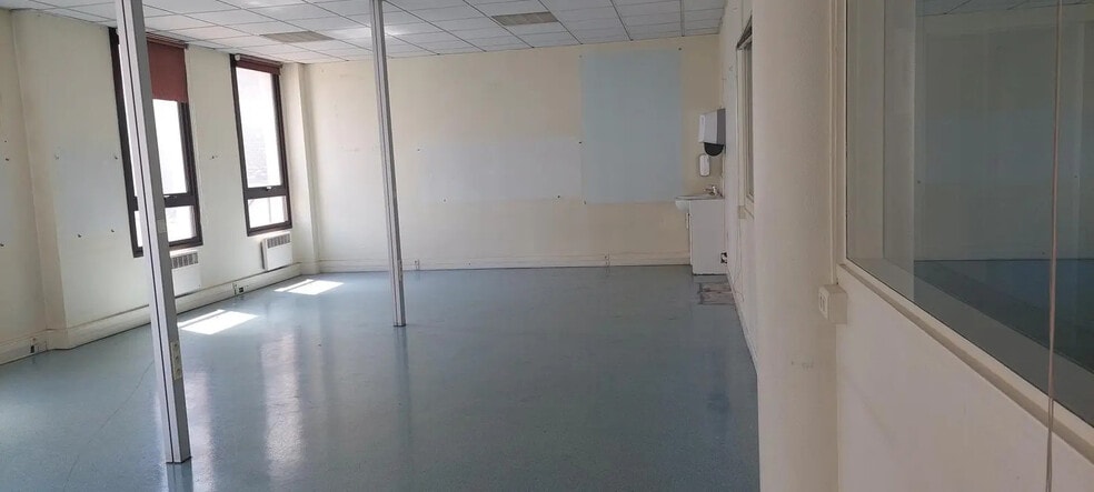 Office in Paris for lease - Building Photo - Image 2 of 5